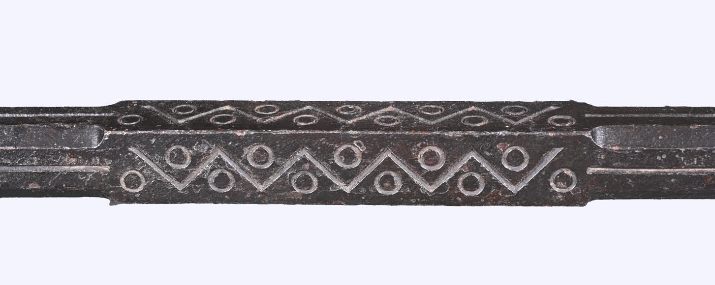 Paire de chenets et accessoires en fer forgé à têtes de dragons — Signé E. LARCHEVÊQUE, Mehun (Cher), France — Fin du XIXe siècle-8