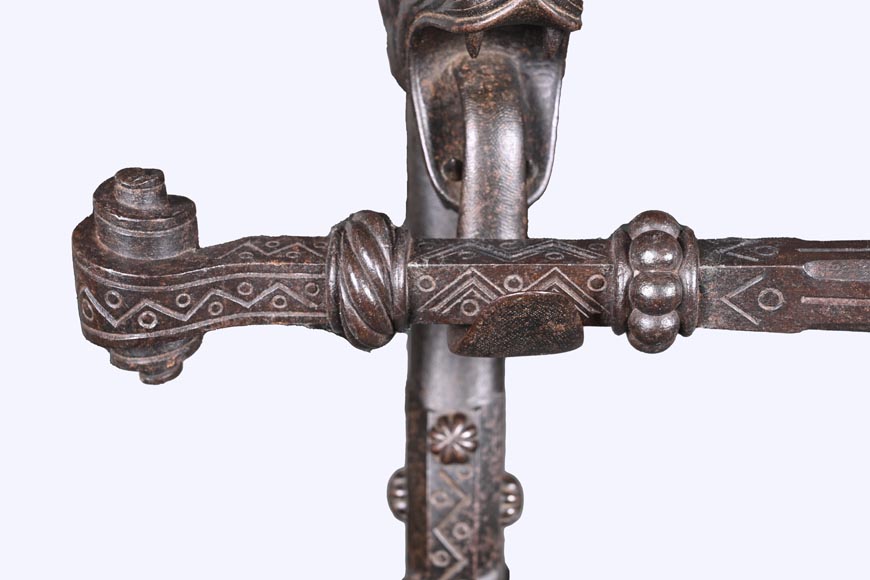 Paire de chenets et accessoires en fer forgé à têtes de dragons — Signé E. LARCHEVÊQUE, Mehun (Cher), France — Fin du XIXe siècle-10