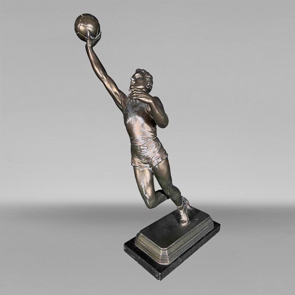 Statuette en régule patiné d'un joueur de basketball-0