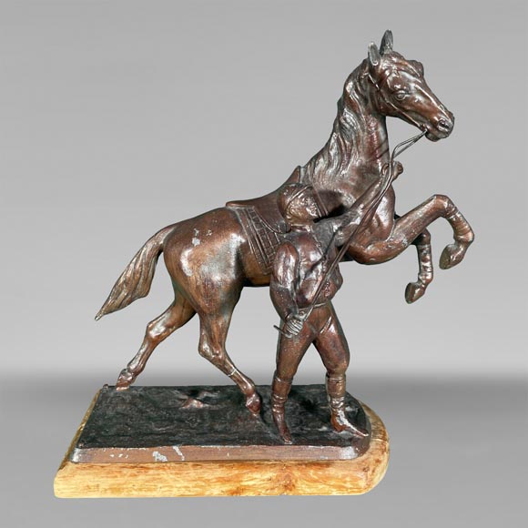 Sculpture d'un dresseur et son cheval, régule à patine brune-0