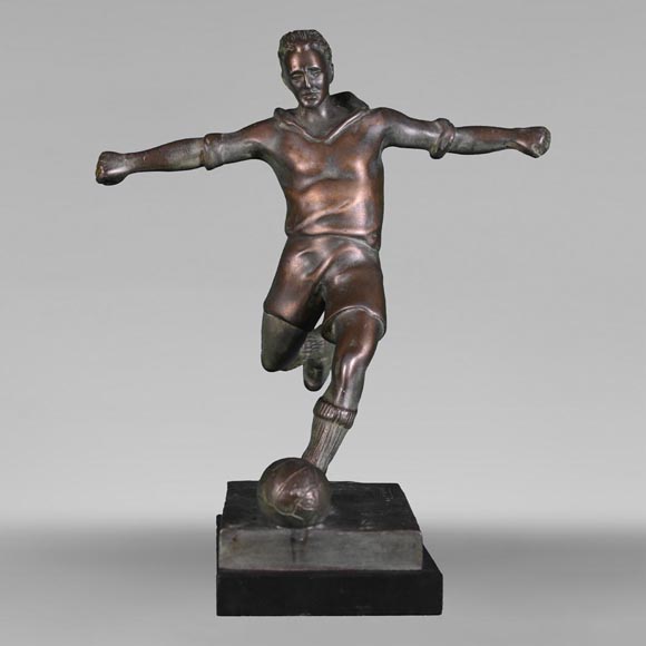 Edouard FRAISSE (1880-1956), « Joueur de football tirant », sculpture en régule patiné.-0
