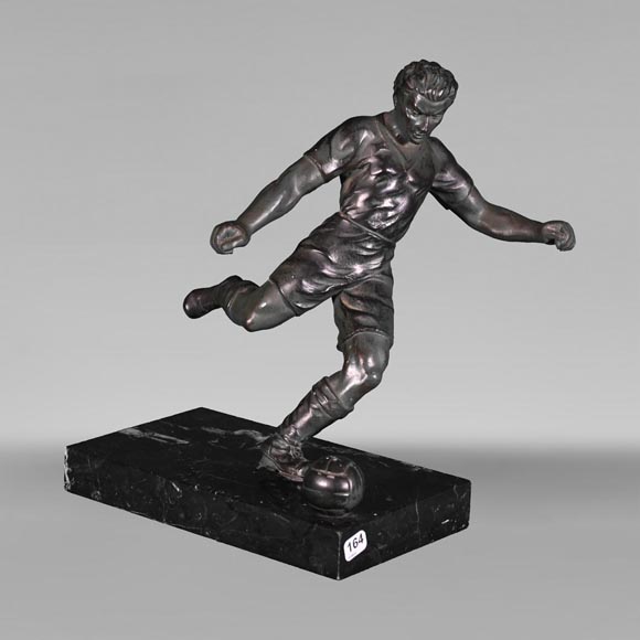 « Footballeur », statuette en régule à patine verte-0