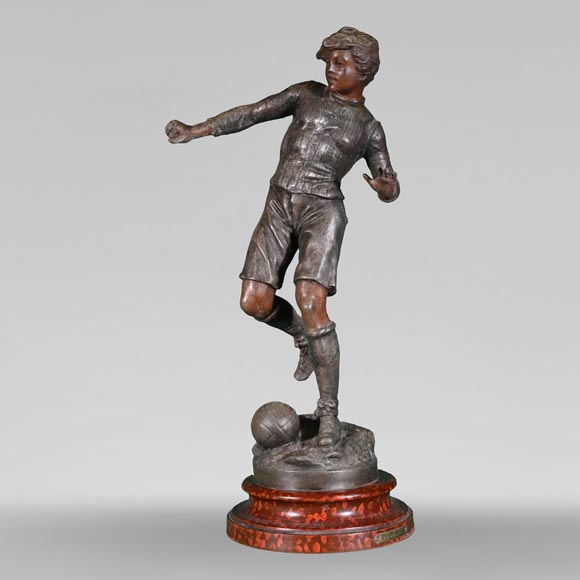 L et F MOREAU (d'après), « Joueur de football », statuette en régule patiné à deux tons-0