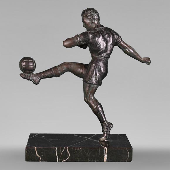 « Footballeur », statuette en régule patiné-0