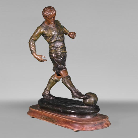 Sculpture d'un pratiquant de football, en régule à deux patines -0