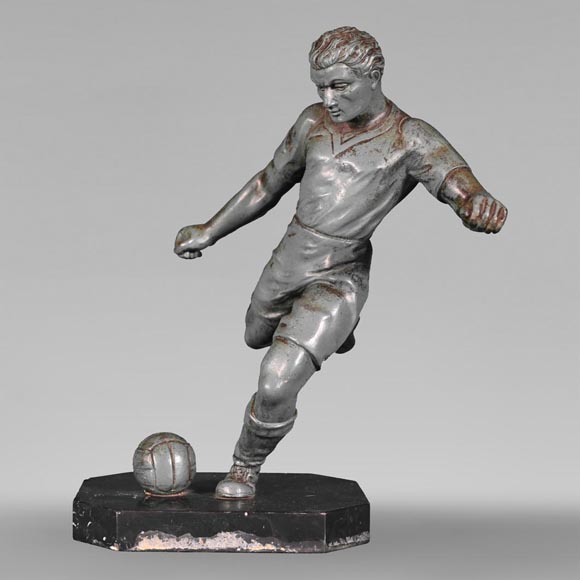 Statuette d'un joueur de football, en régule patiné-0