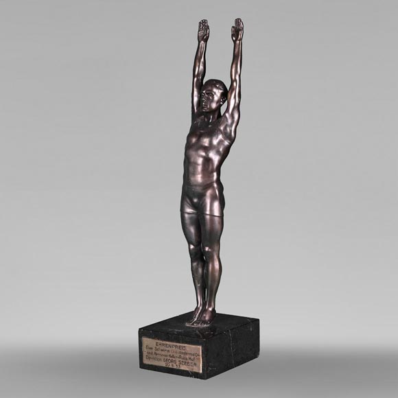 « Nageur », statuette en métal patiné-0