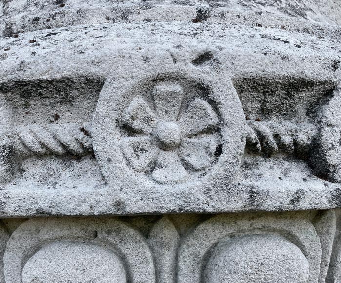 Vase d’extérieur sculpté en pierre avec anse en spiral-1