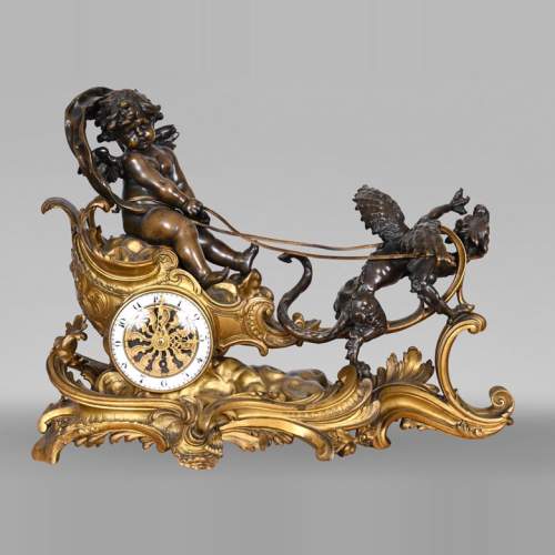 Pendule de style rococo au chiffre de Louis XV, bronze doré et patiné