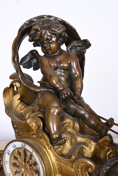 Pendule de style rococo au chiffre de Louis XV, bronze doré et patiné Pendule de style rococo au chiffre de Louis XV, bronze doré et patiné-3