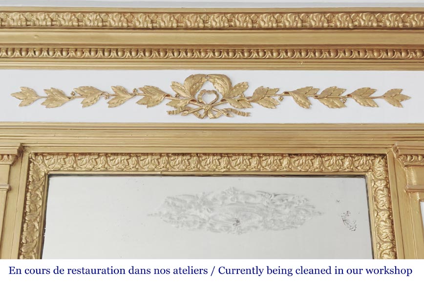 Trumeau de style Louis XVI rehaussé de peinture dorée-1