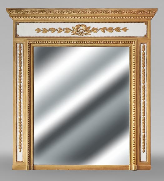 Trumeau de style Louis XVI rehaussé de peinture dorée-0