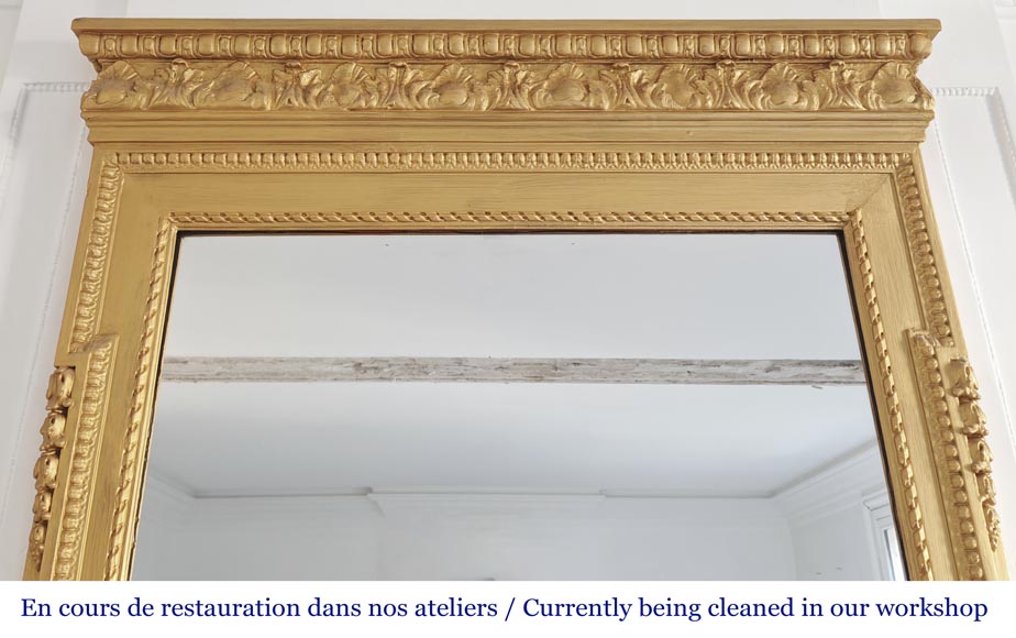 Trumeau de style Louis XVI rehaussé de peinture dorée-1