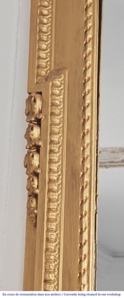 Trumeau de style Louis XVI rehaussé de peinture dorée-2