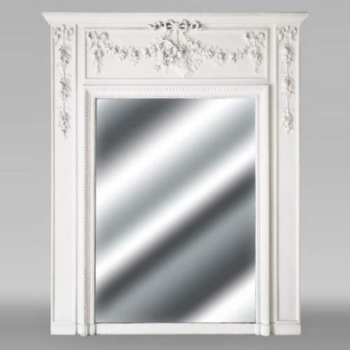 Trumeau de style Louis XVI décoré de guirlandes fleuries