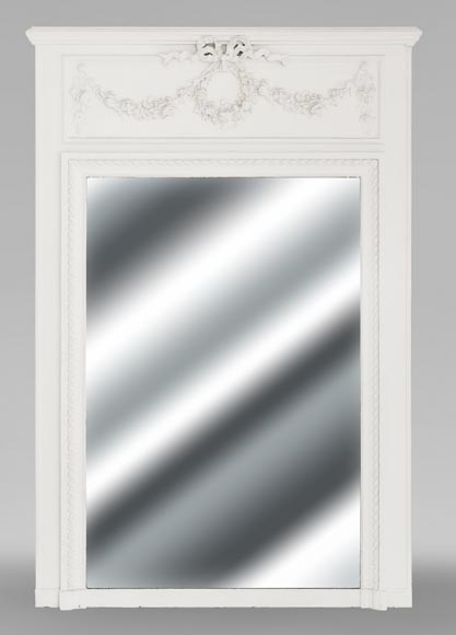 Trumeau de style Louis XVI décoré d'une couronne de fleur-0