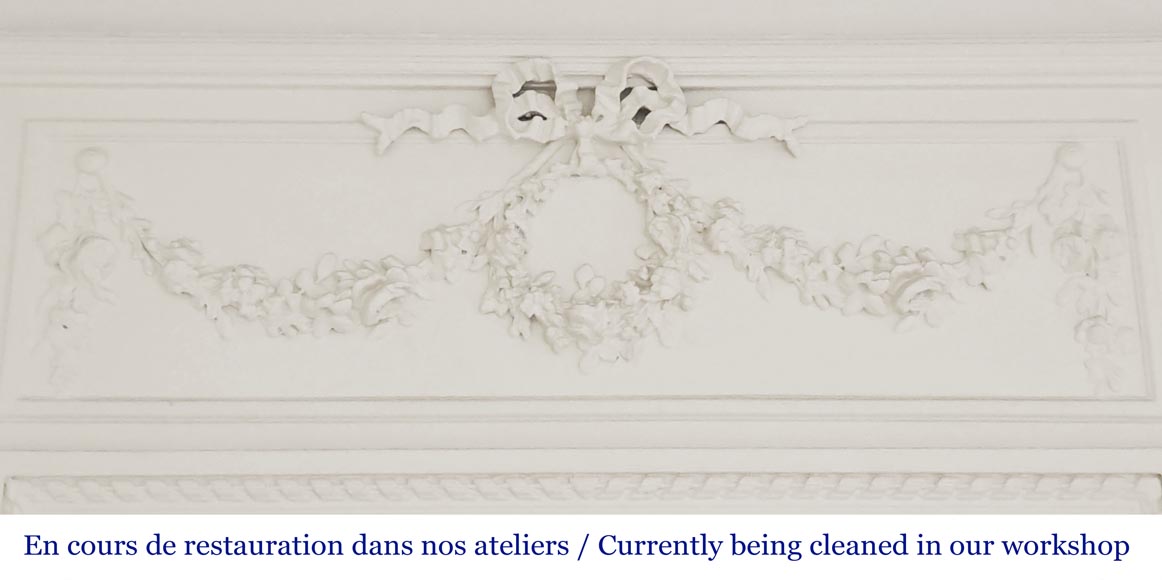 Trumeau de style Louis XVI décoré d'une couronne de fleur-1