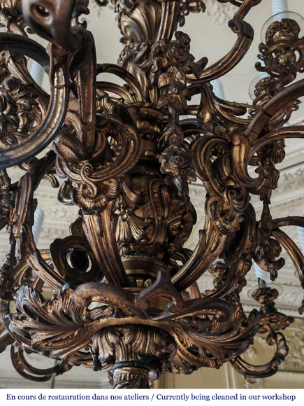 Important lustre de style Louis XV à 36 bras de lumière, en bronze doré-3