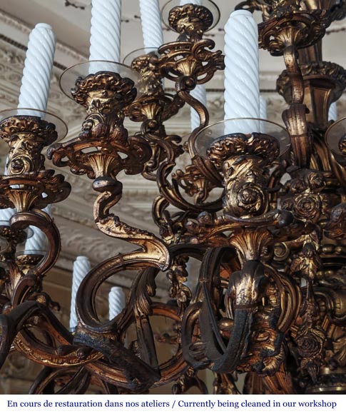 Important lustre de style Louis XV à 36 bras de lumière, en bronze doré-5