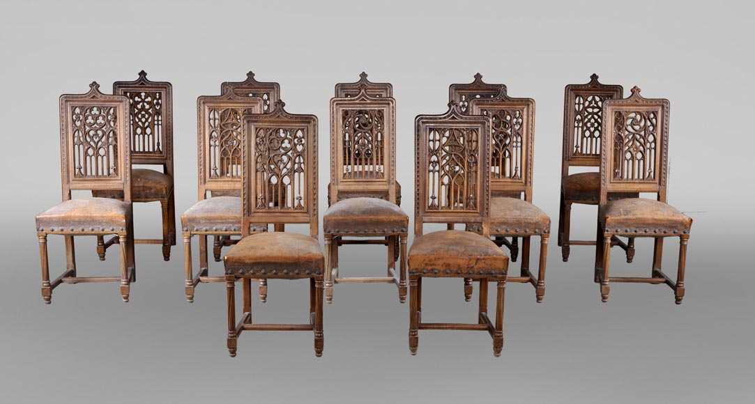Suite de 12 chaises néo-gothiques présentant quatre types de dossiers ajourés différents Suite de 12 chaises néo-gothiques présentant quatre types de dossiers ajourés différents-0