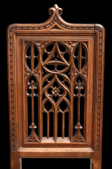 Suite de 12 chaises néo-gothiques présentant quatre types de dossiers ajourés différents Suite de 12 chaises néo-gothiques présentant quatre types de dossiers ajourés différents-1