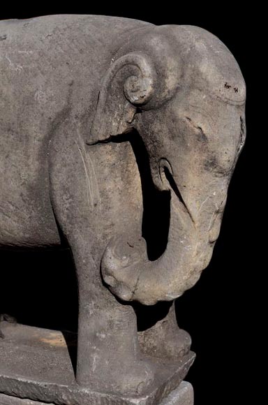 Paire de statues d’éléphants en pierre sculptée de style vietnamien-2