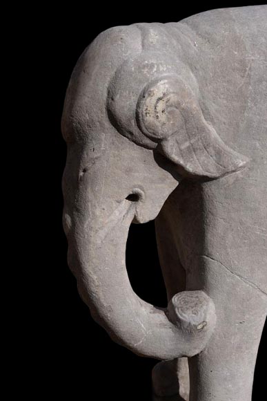 Paire de statues d’éléphants en pierre sculptée de style vietnamien-3