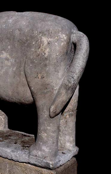 Paire de statues d’éléphants en pierre sculptée de style vietnamien-4