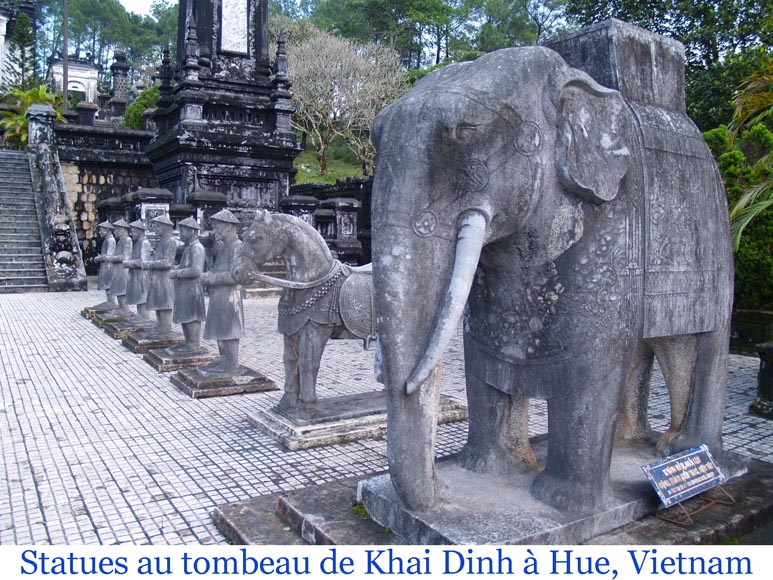 Paire de statues d’éléphants en pierre sculptée de style vietnamien-7