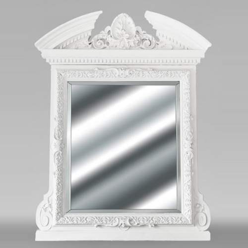 Trumeau de style Napoléon III richement décoré et surmonté d'un fronton