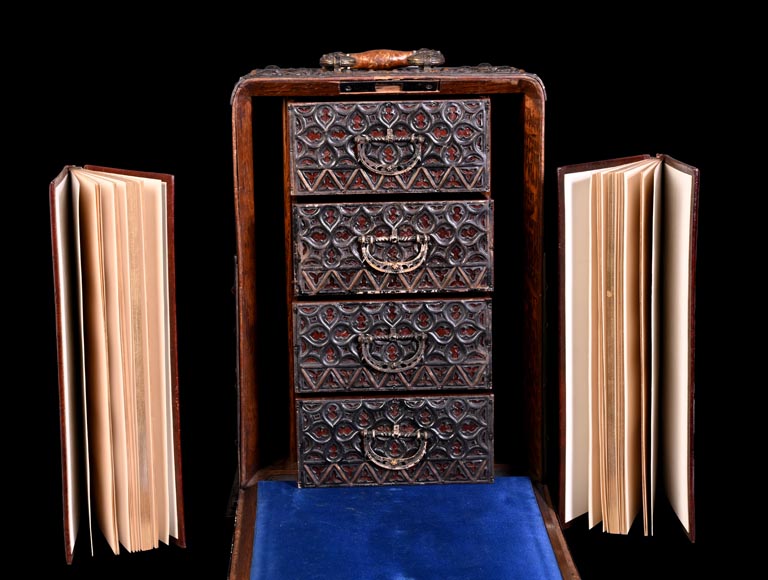 Coffret nécessaire de voyage en cuir et fer à décor de dragons et de mascarons Coffret nécessaire de voyage en cuir et fer à décor de dragons et de mascarons-1