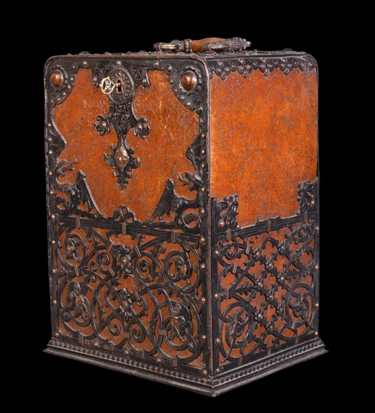 Coffret nécessaire de voyage en cuir et fer à décor de dragons et de mascarons-2