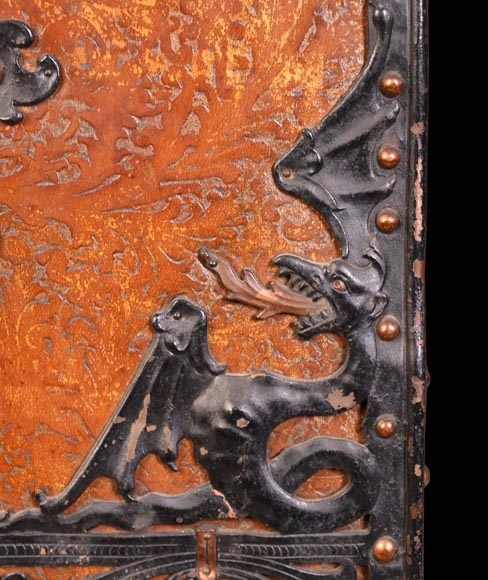 Coffret nécessaire de voyage en cuir et fer à décor de dragons et de mascarons-8