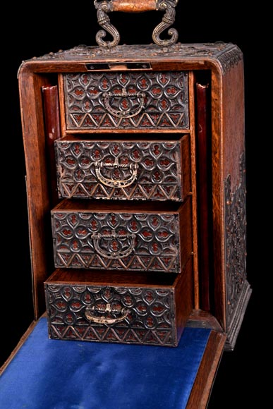 Coffret nécessaire de voyage en cuir et fer à décor de dragons et de mascarons-9