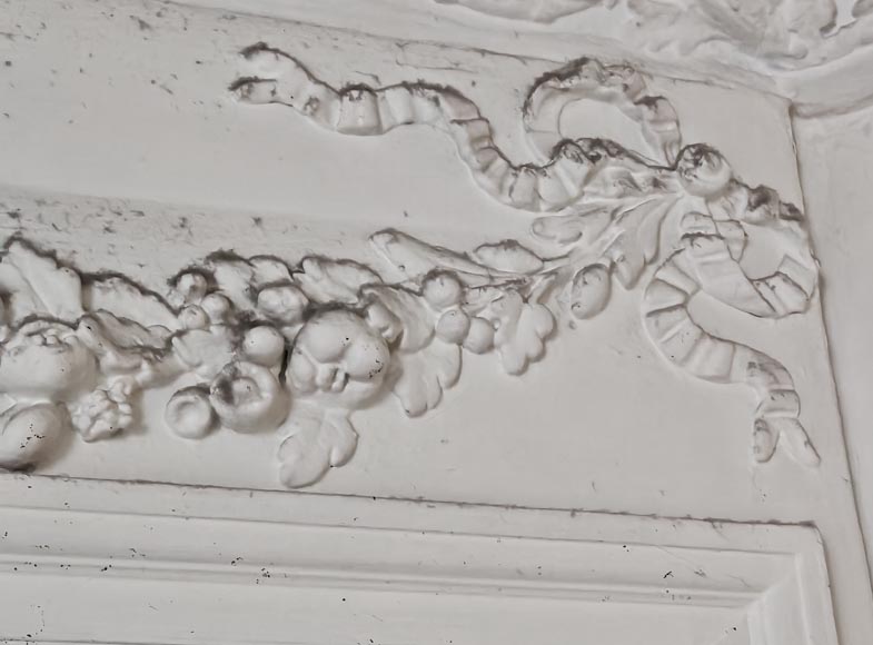 Trumeau de style Louis XVI décoré d'une guirlande florale-2