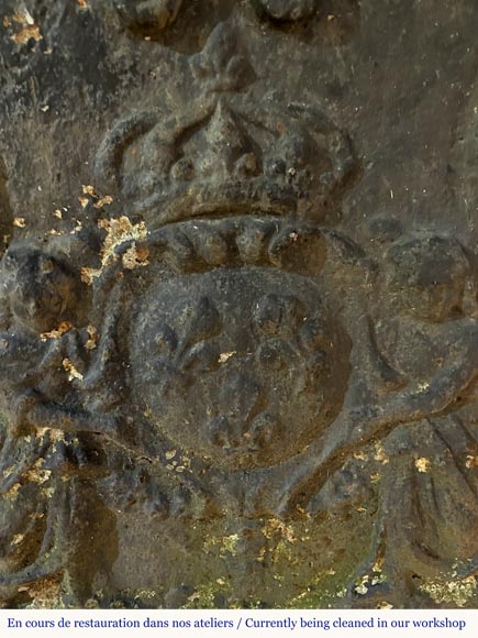 Plaque de cheminée encadrée d'anges aux armes de France-1