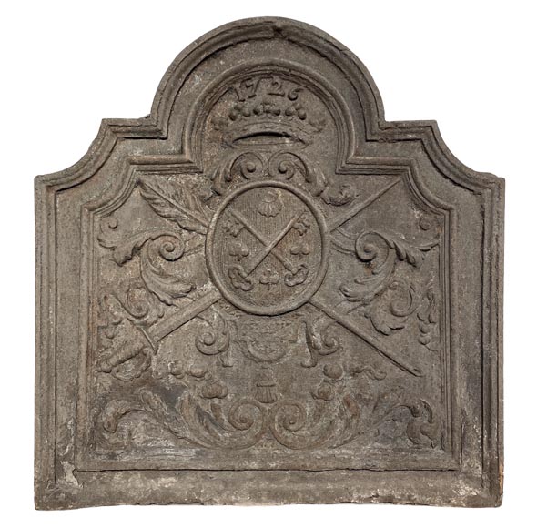 Plaque de cheminée datée 1726, aux armes de Robin de La Tremblaye.-0