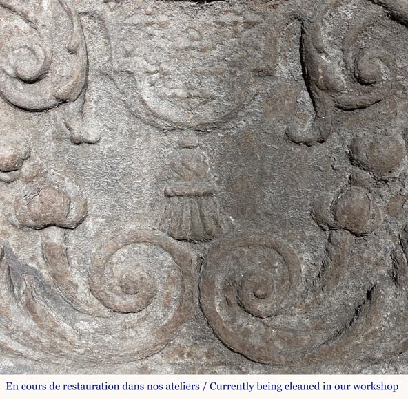 Plaque de cheminée datée 1726, aux armes de Robin de La Tremblaye.-4