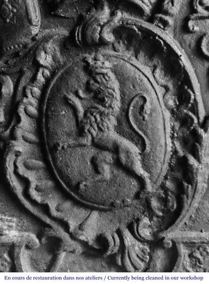 Plaque de cheminée aux Armoirie au lion-2