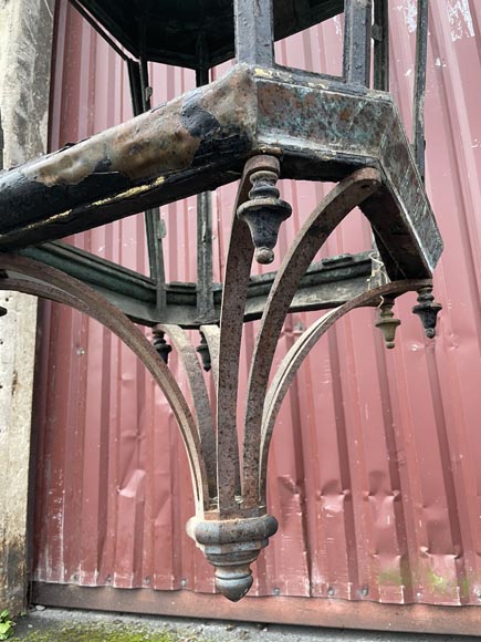 Importante paire de lanternes d’architecture hexagonales en métal patiné-5