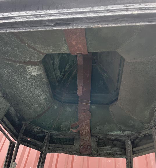 Importante paire de lanternes d’architecture hexagonales en métal patiné-6