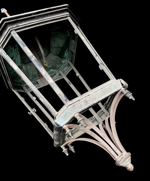 Importante paire de lanternes d’architecture hexagonales en métal patiné-7