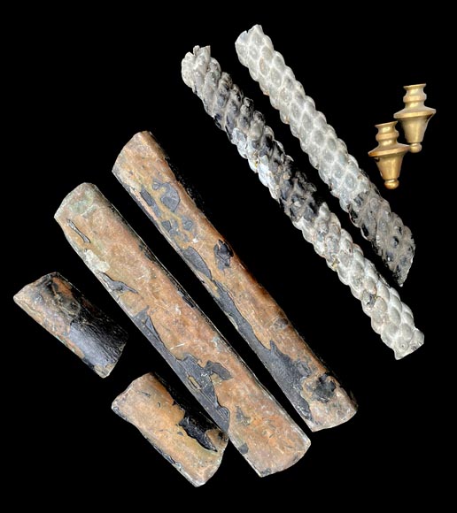 Importante paire de lanternes d’architecture hexagonales en métal patiné-8