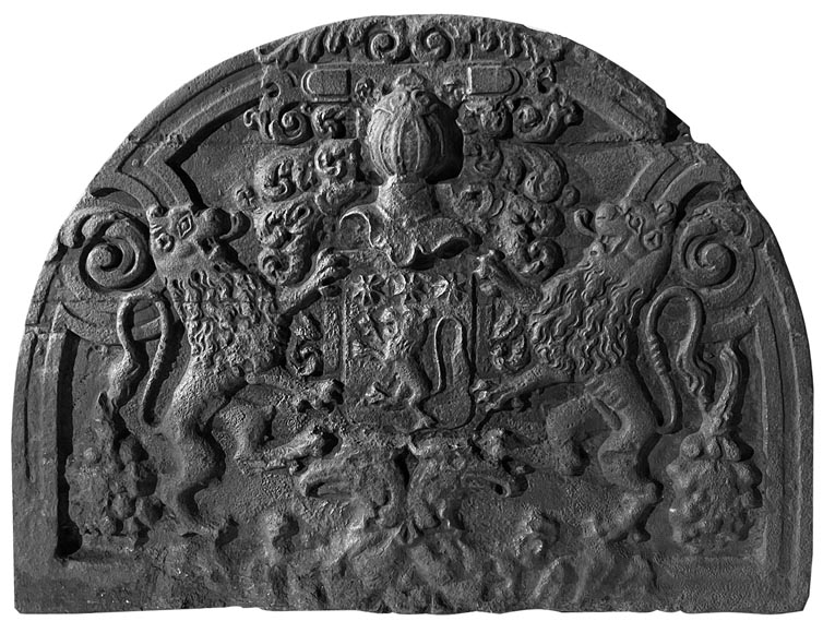 Plaque de cheminée en demi cercle en fonte, décorée d'armoirie, surmontée d'un heaume et encadrée de lions Plaque de cheminée en demi cercle en fonte, décorée d'armoirie, surmontée d'un heaume et encadrée de lions-0