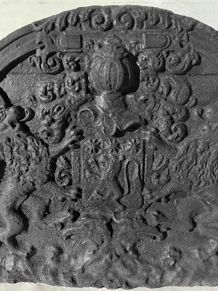 Plaque de cheminée en demi cercle en fonte, décorée d'armoirie, surmontée d'un heaume et encadrée de lions Plaque de cheminée en demi cercle en fonte, décorée d'armoirie, surmontée d'un heaume et encadrée de lions-2