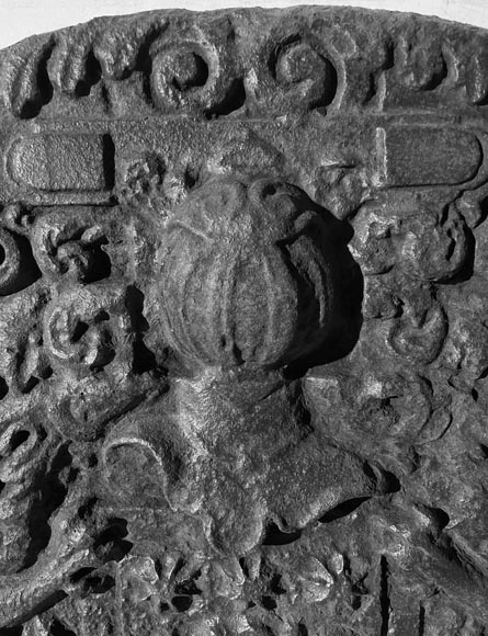 Plaque de cheminée en demi cercle en fonte, décorée d'armoirie, surmontée d'un heaume et encadrée de lions Plaque de cheminée en demi cercle en fonte, décorée d'armoirie, surmontée d'un heaume et encadrée de lions-3