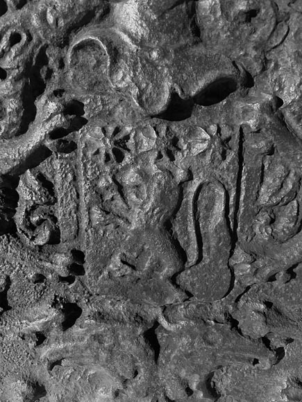 Plaque de cheminée en demi cercle en fonte, décorée d'armoirie, surmontée d'un heaume et encadrée de lions Plaque de cheminée en demi cercle en fonte, décorée d'armoirie, surmontée d'un heaume et encadrée de lions-4