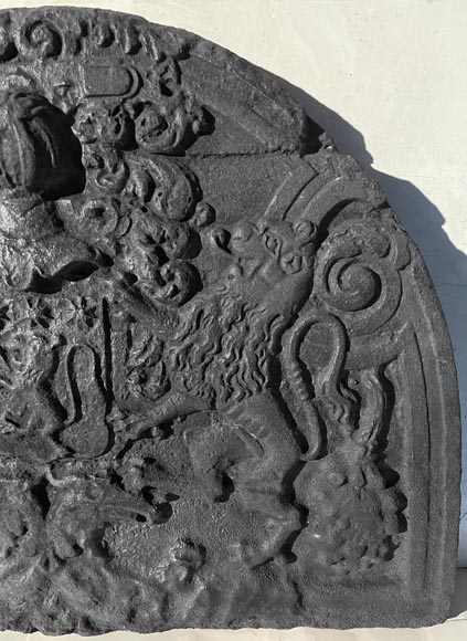 Plaque de cheminée en demi cercle en fonte, décorée d'armoirie, surmontée d'un heaume et encadrée de lions Plaque de cheminée en demi cercle en fonte, décorée d'armoirie, surmontée d'un heaume et encadrée de lions-5