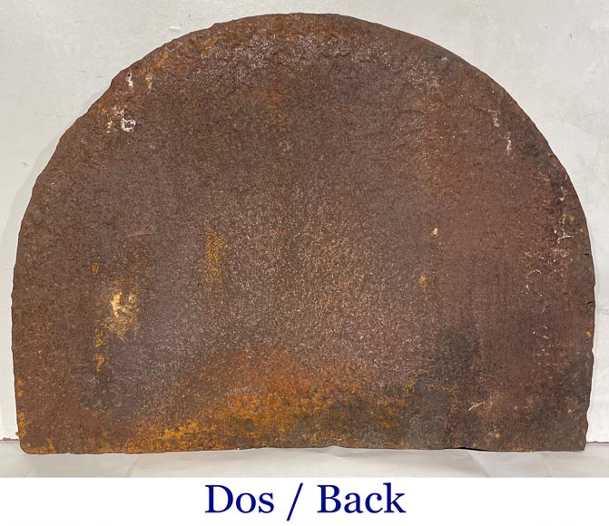 Plaque de cheminée en demi cercle en fonte, décorée d'armoirie, surmontée d'un heaume et encadrée de lions Plaque de cheminée en demi cercle en fonte, décorée d'armoirie, surmontée d'un heaume et encadrée de lions-6