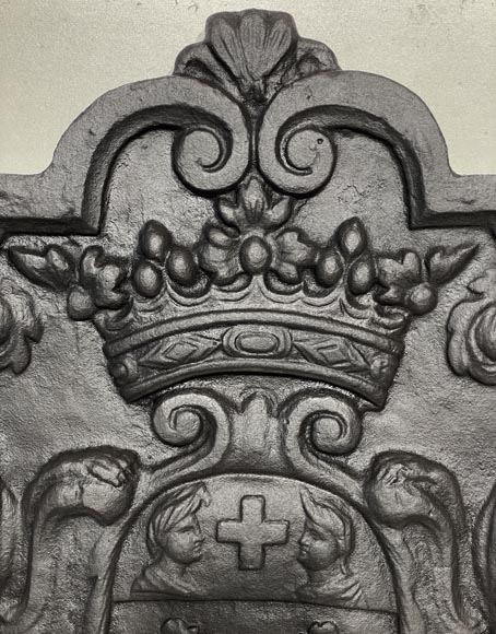 Plaque de cheminée aux armoiries portées par deux Lévriers-3